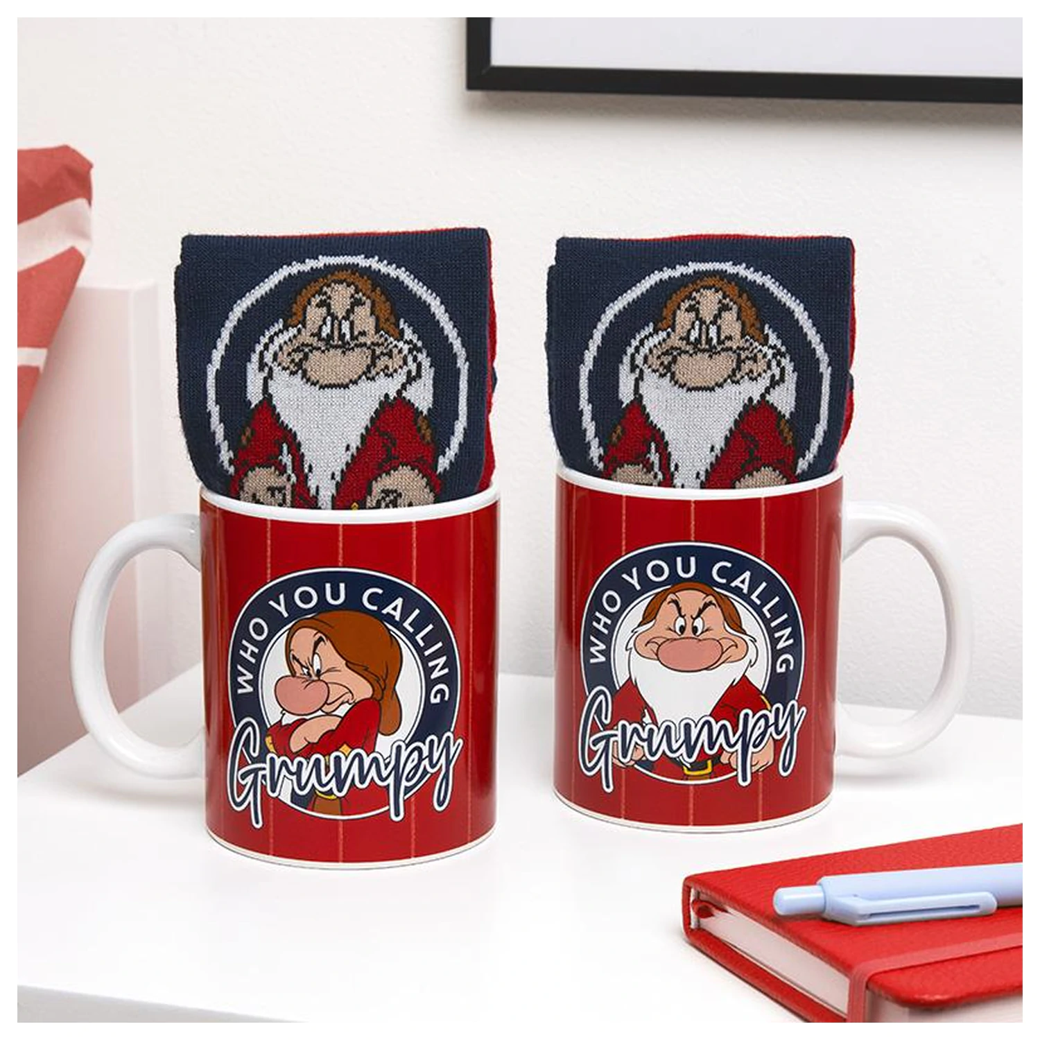 Snow White Grumpy Tasse und Socken Produktfoto