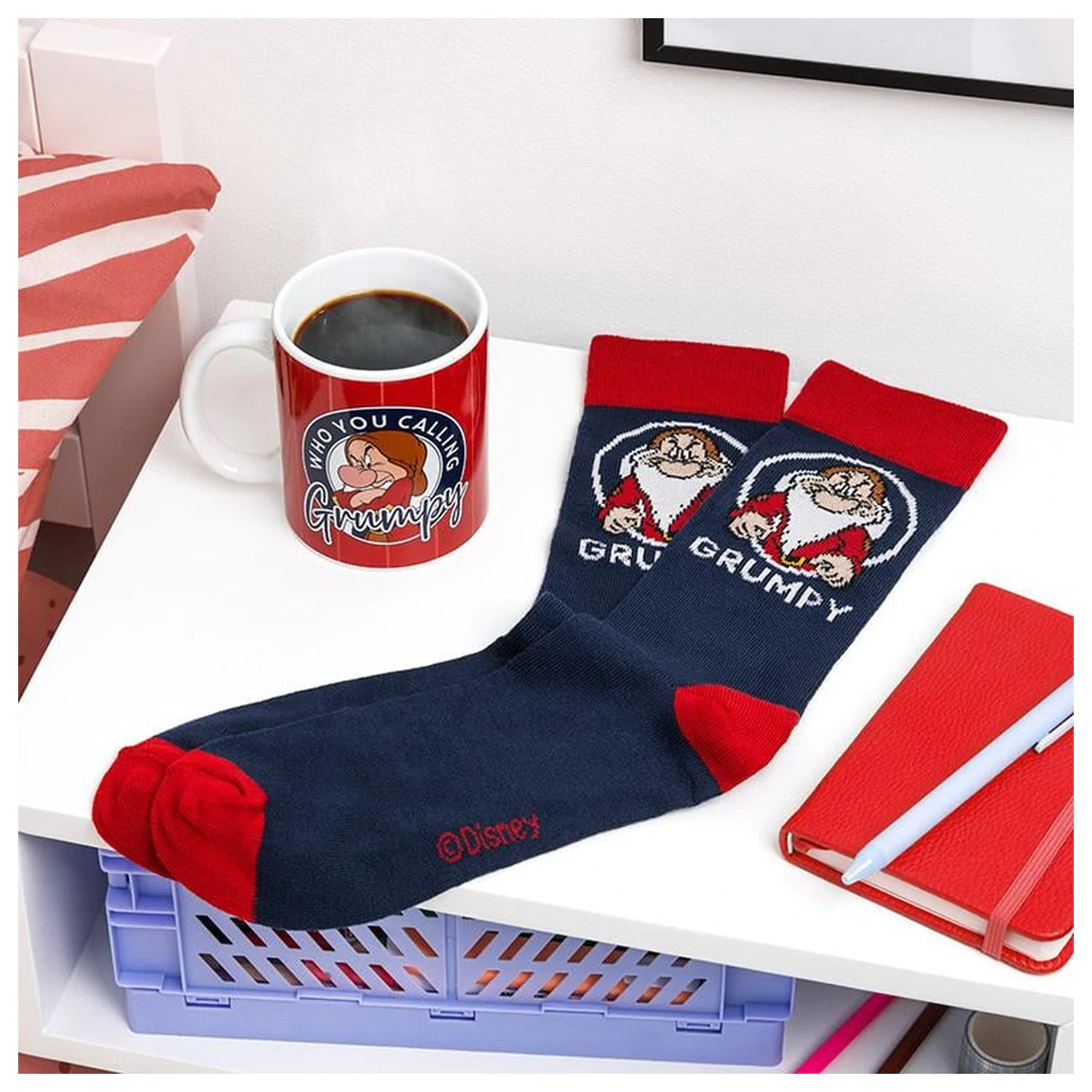 Snow White Grumpy Tasse und Socken Produktfoto
