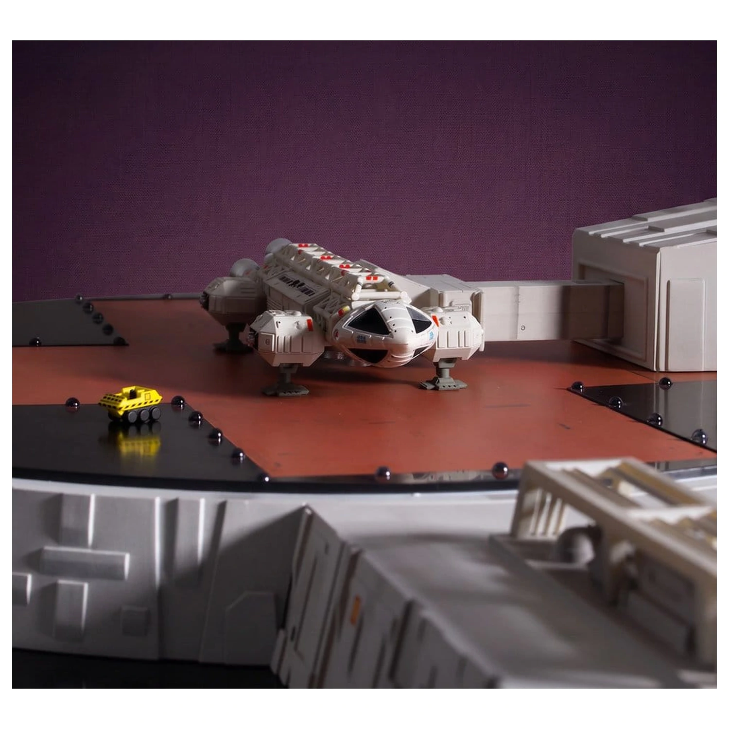 Space 1999 Playset Landeplatz (mit Eagle Transporter) 46 cm Produktfoto