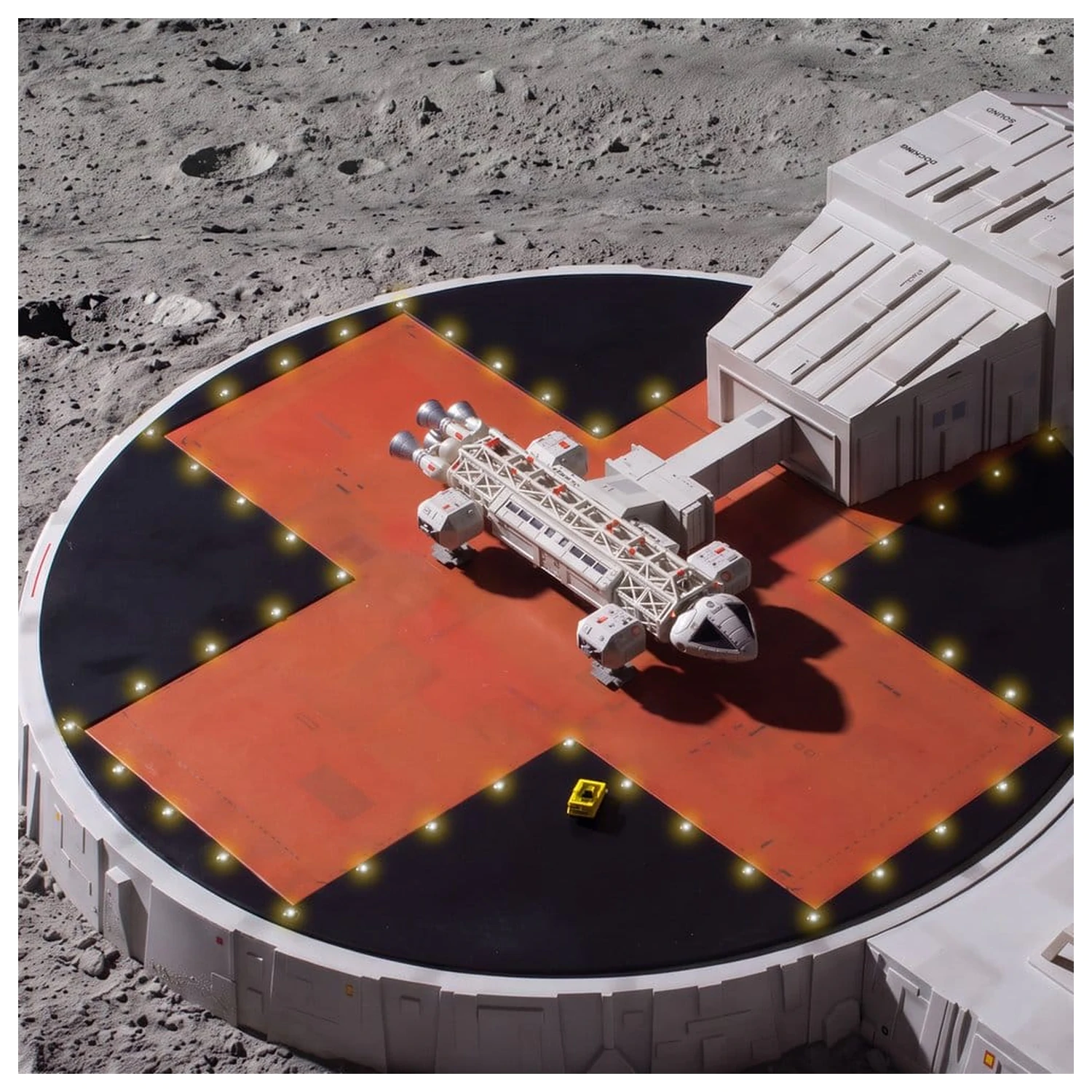 Space 1999 Playset Landeplatz (mit Eagle Transporter) 46 cm Produktfoto