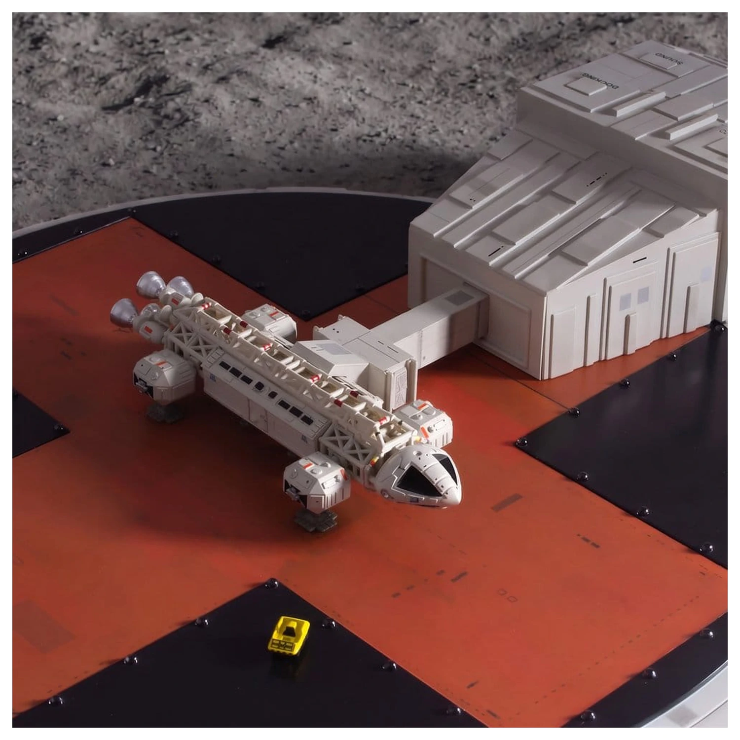 Space 1999 Playset Landeplatz (mit Eagle Transporter) 46 cm Produktfoto
