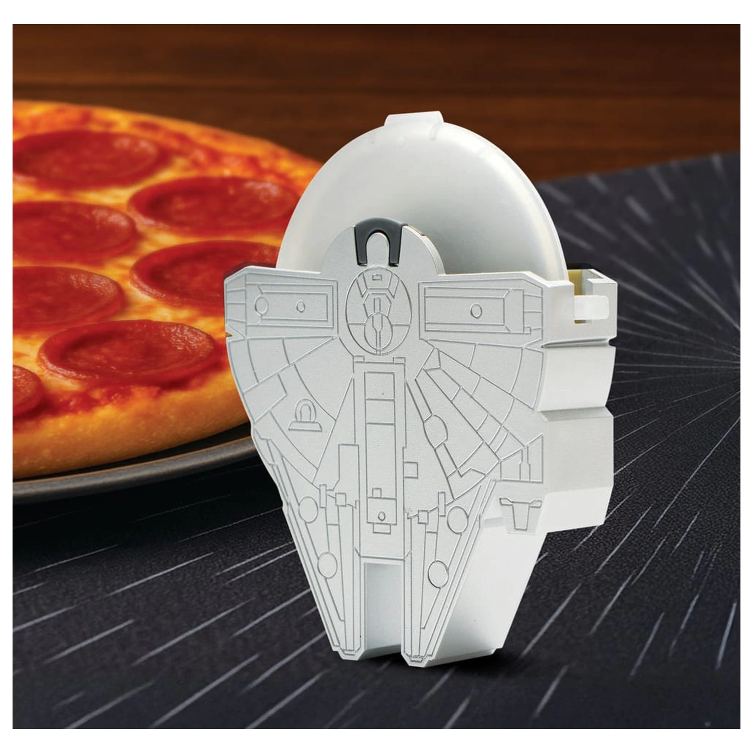 Star Wars Pizzaschneider Millennium Falcon Produktfoto