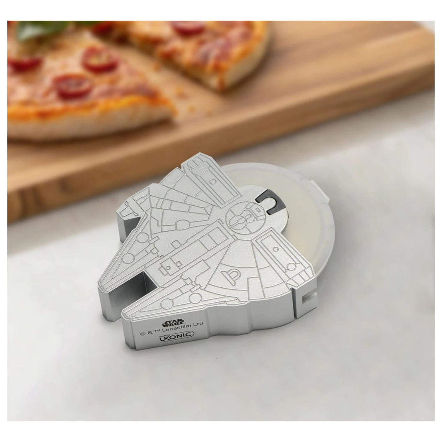 Star Wars Pizzaschneider Millennium Falcon Produktfoto