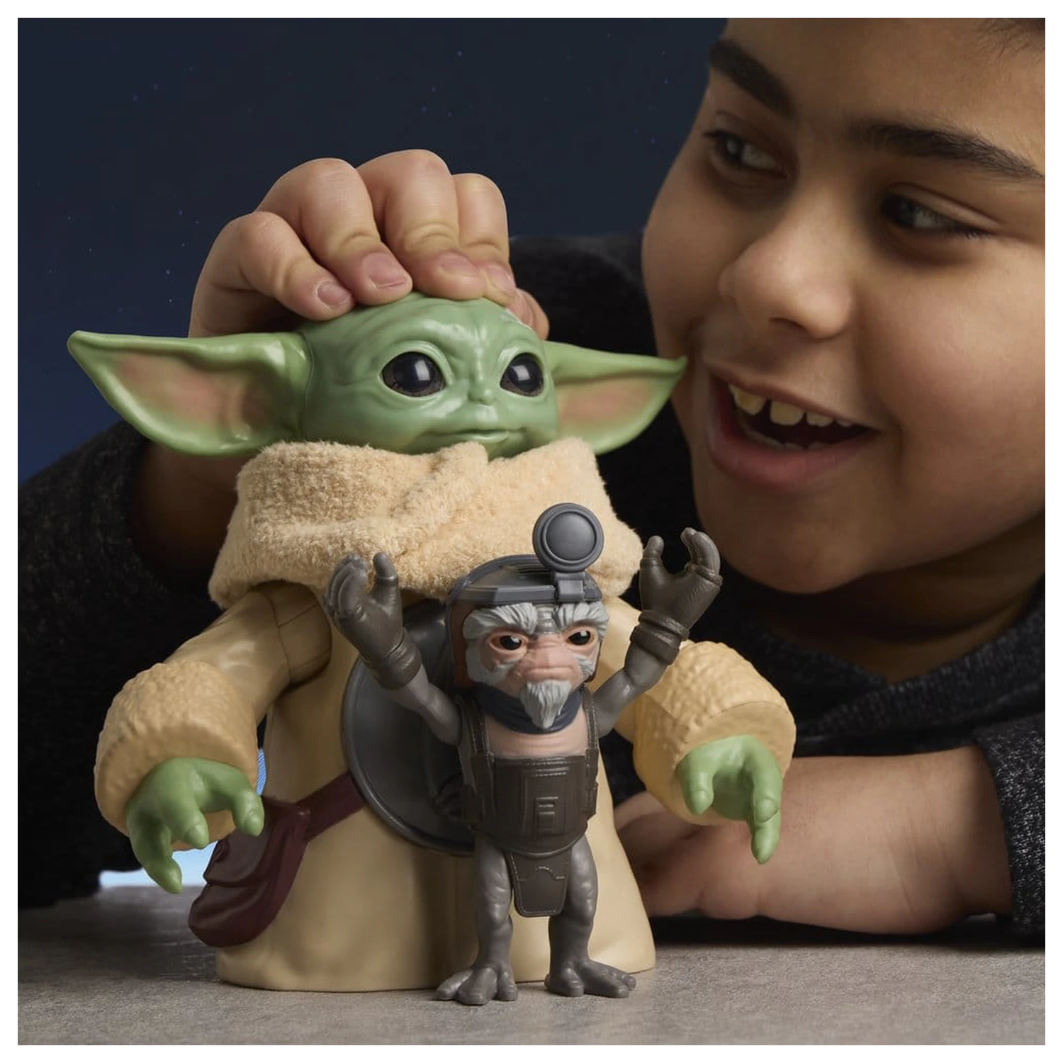 Star Wars: The Mandalorian & Grogu Elektronische Actionfigur Huggin' Grogu & Anzellan 17 cm Produktfoto