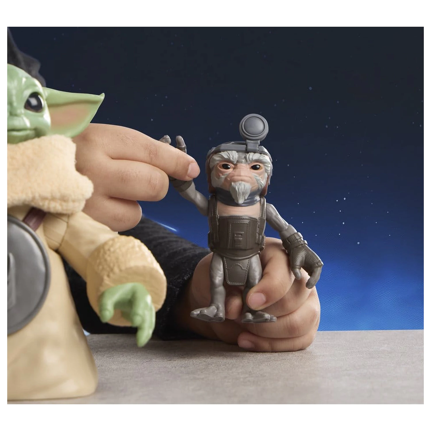 Star Wars: The Mandalorian & Grogu Elektronische Actionfigur Huggin' Grogu & Anzellan 17 cm Produktfoto