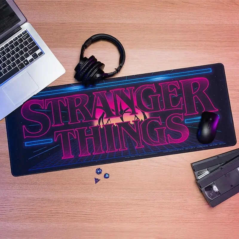 Stranger Things Gaming Schreibtischunterlage Produktfoto