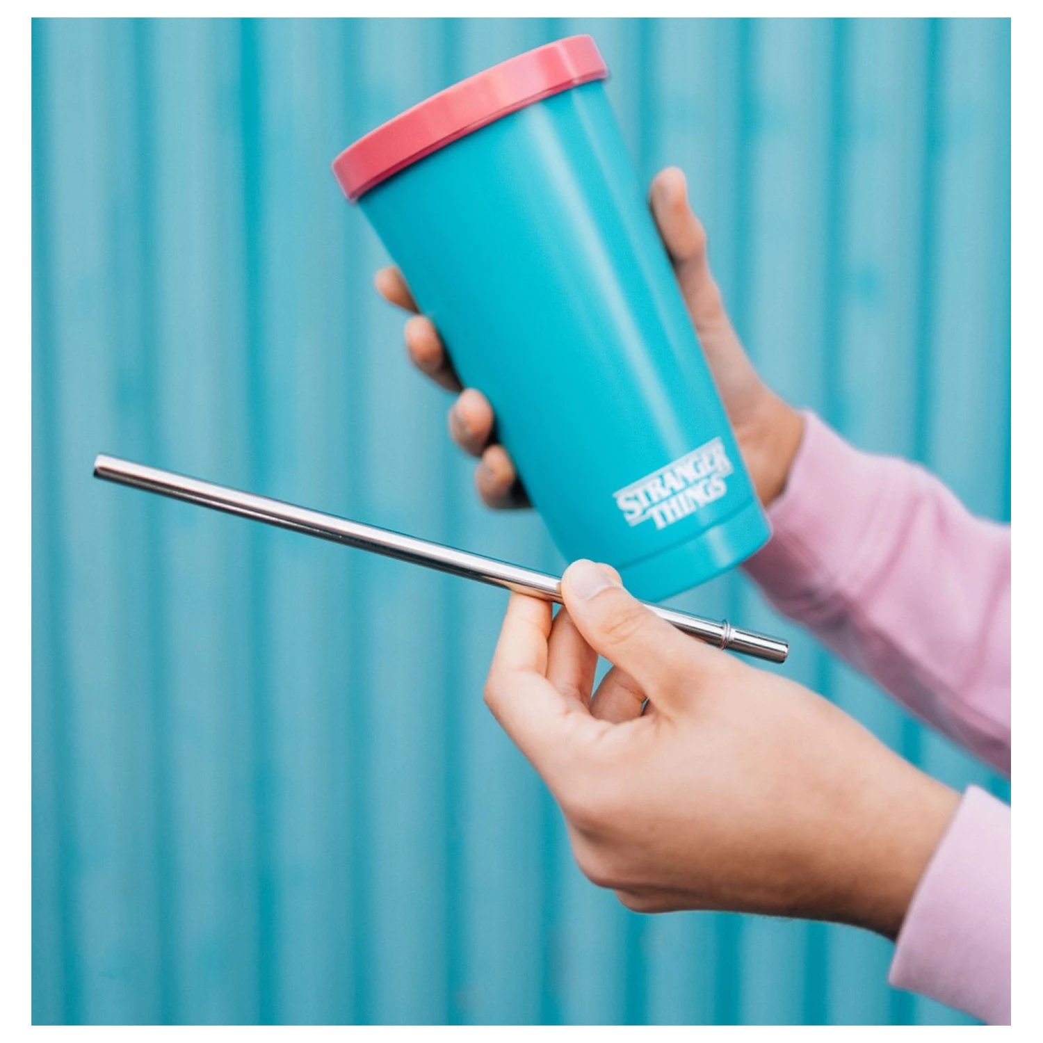 Stranger Things Rink-O-Mania Glas mit Strohhalm 550ml Produktfoto