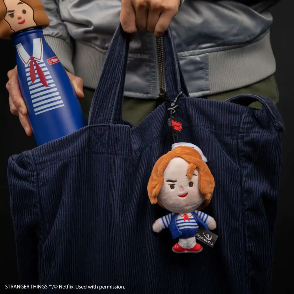 Stranger Things: Robin Scoops Ahoy Plüsch Schlüsselanhänger Produktfoto