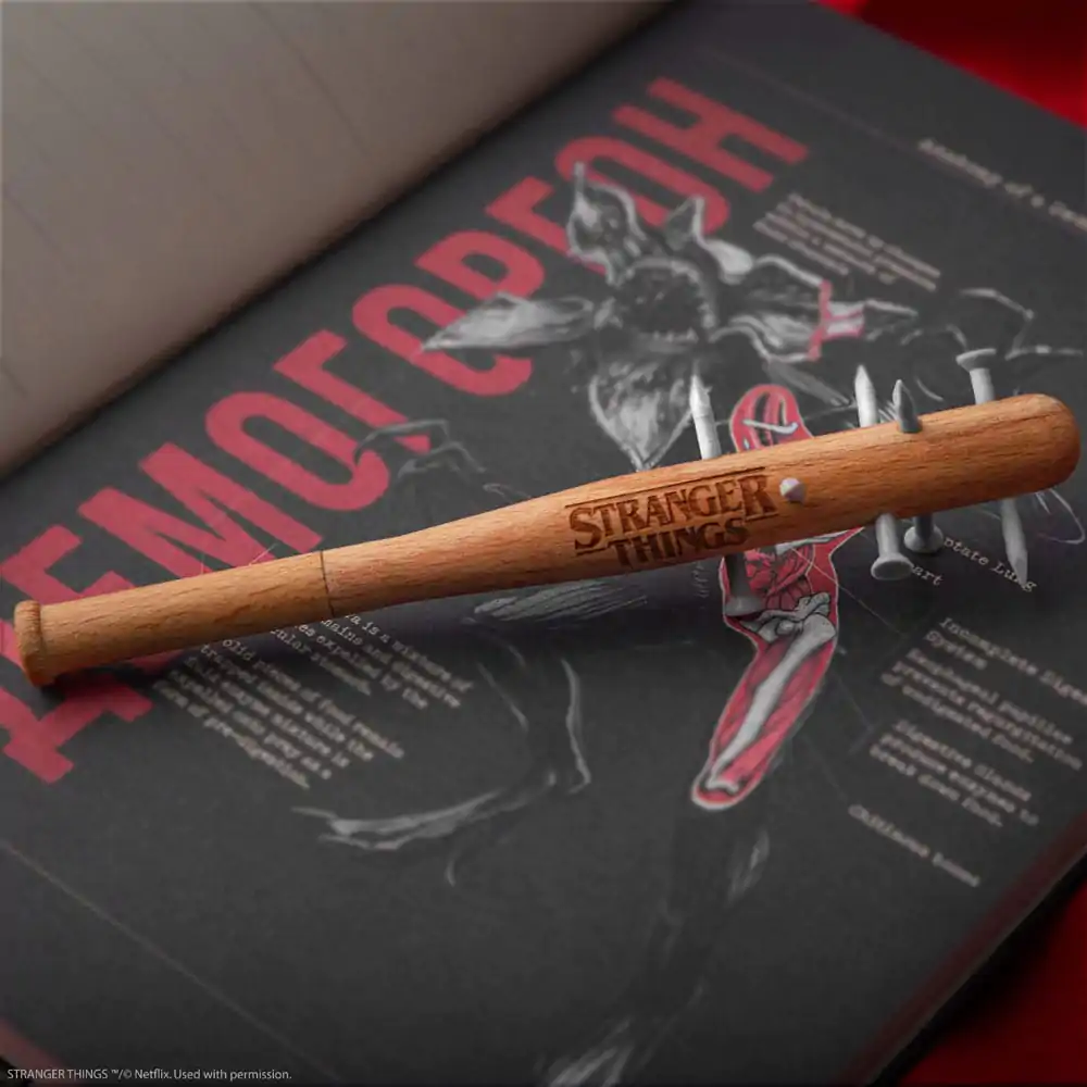 Stranger Things Spiked Fledermaus Stift & Stranger Things Pin Produktfoto