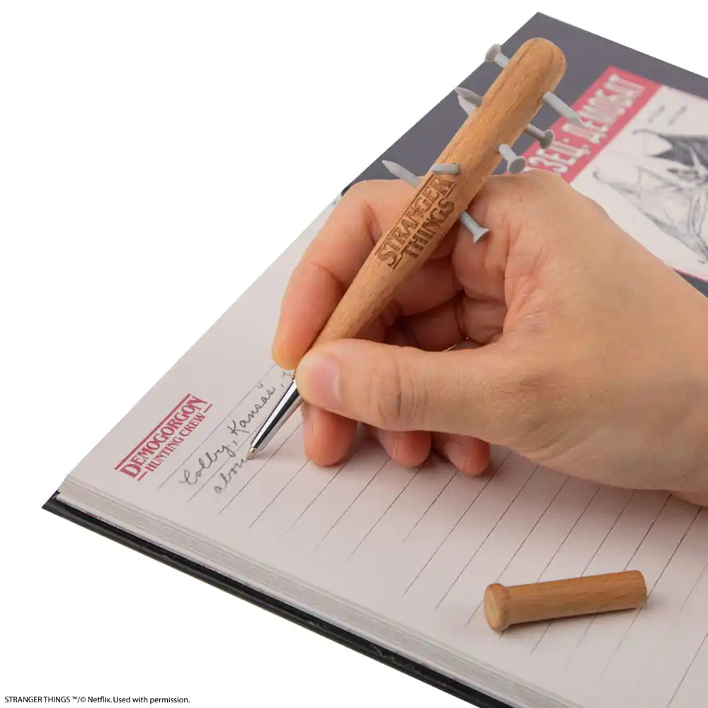 Stranger Things Spiked Fledermaus Stift & Stranger Things Pin Produktfoto