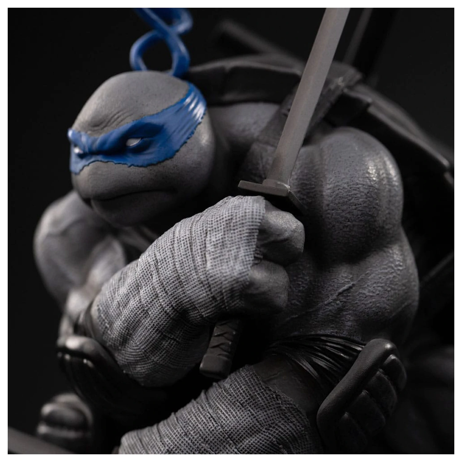 Teenage Mutant Ninja Turtles Art Scale Statue im Maßstab 1/10 Leonardo Black and White Variant 26 cm Produktfoto