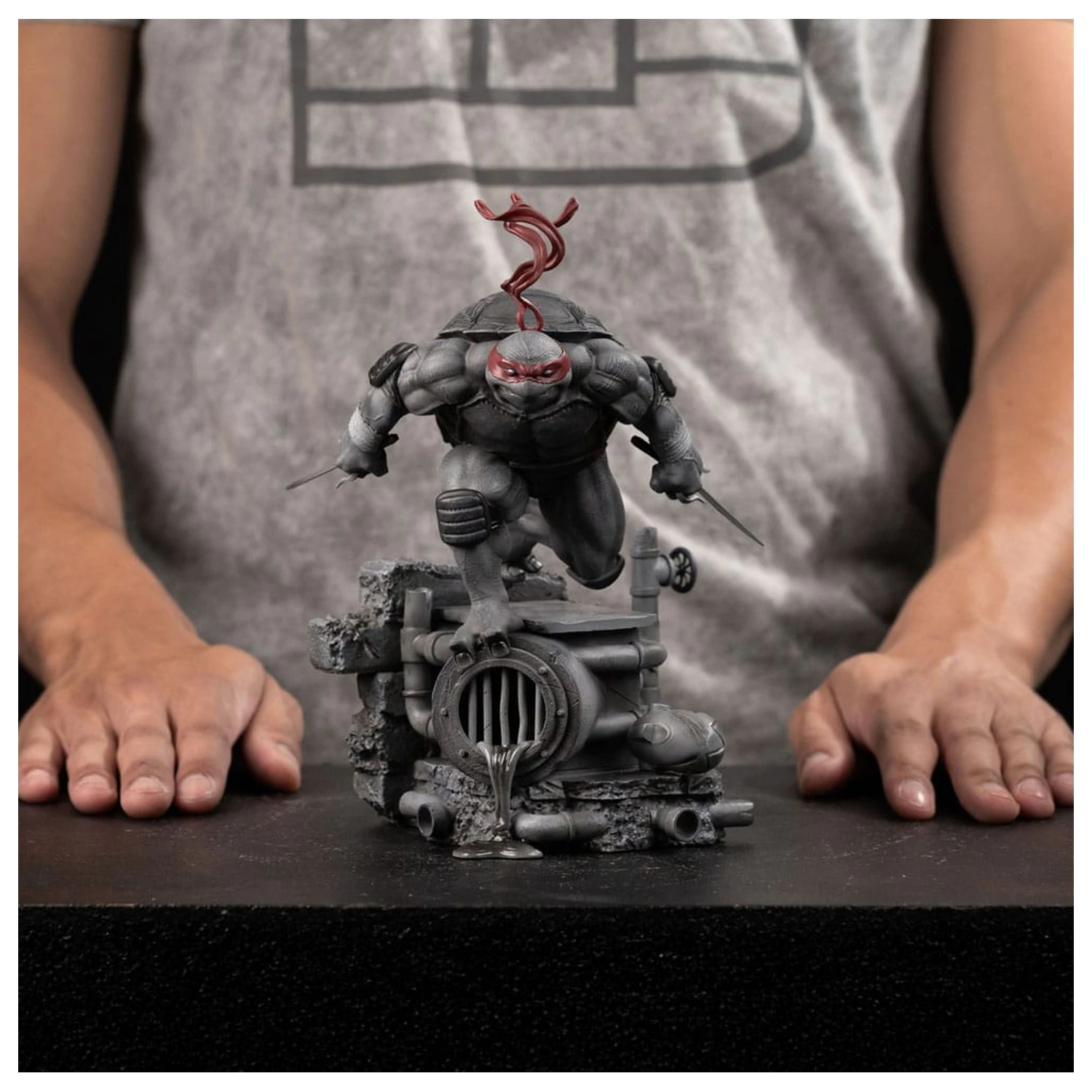 Teenage Mutant Ninja Turtles Art Scale Statue 1/10 Raphael Black and White Variant 26 cm Produktfoto