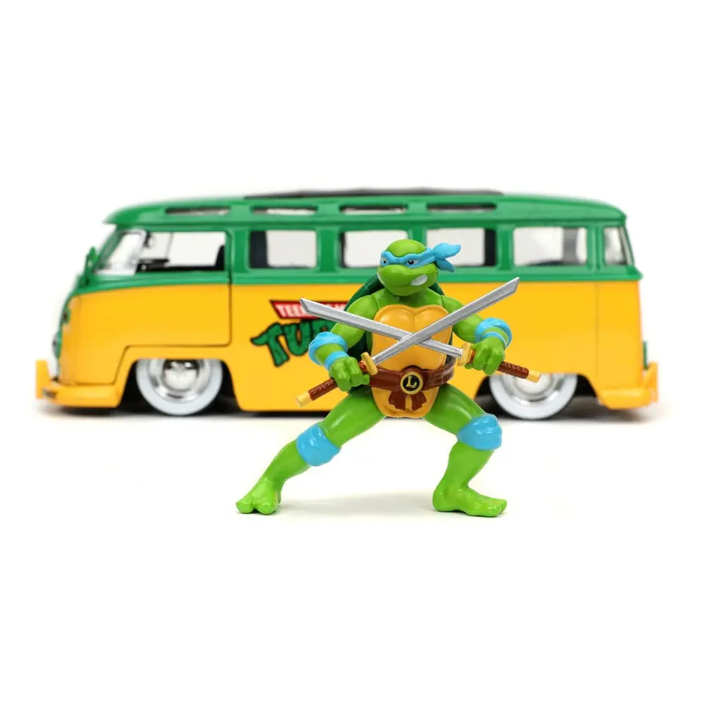 Teenage Mutant Ninja Turtles Hollywood Rides Diecast Modell 1/24 1962 VW Bus mit Leonardo Figur Produktfoto
