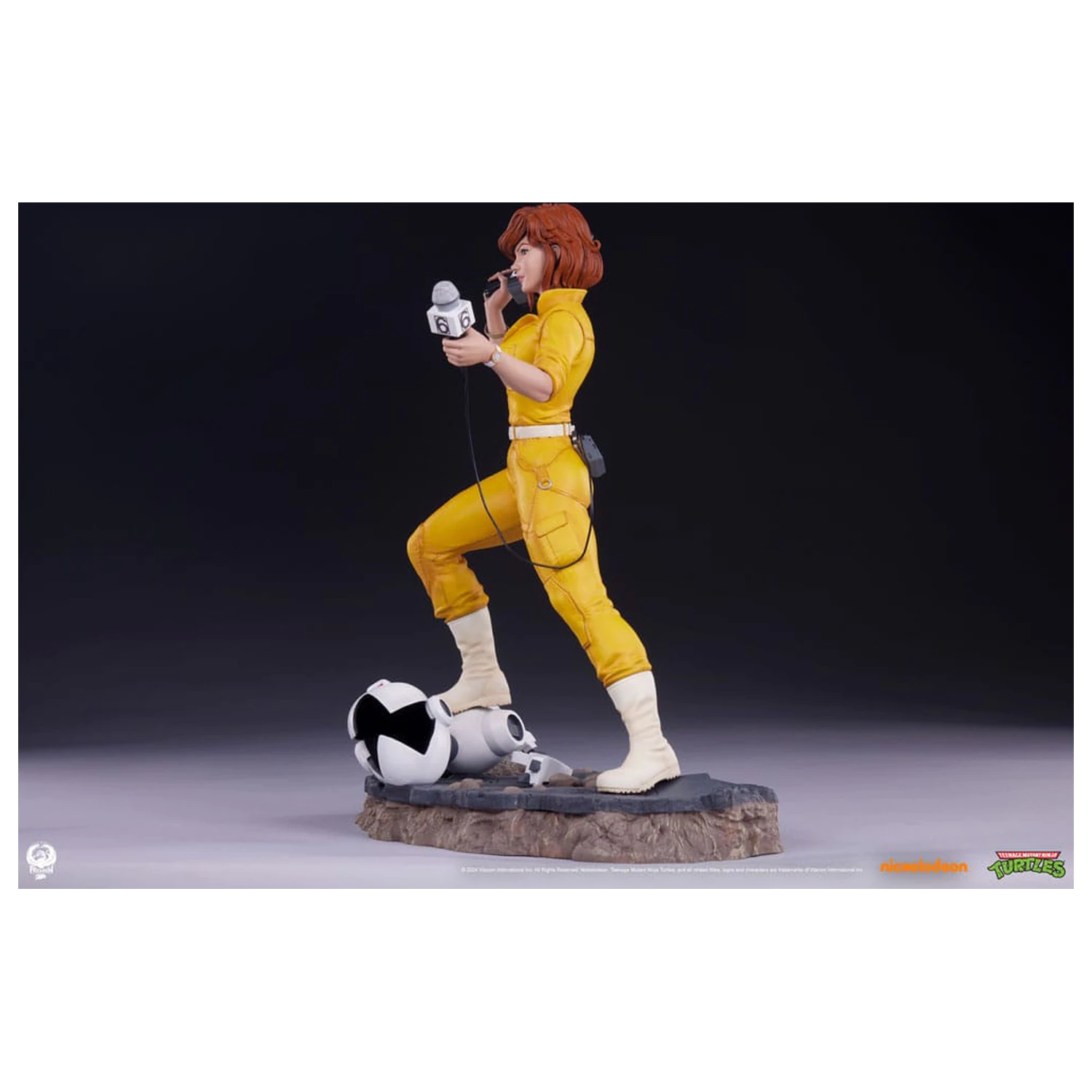 Teenage Mutant Ninja Turtles Premier Series Statue 1/4 April O'Neil 46 cm Produktfoto