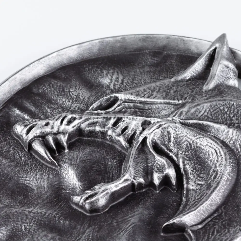 The Witcher Season 03 Replik Wandtafel Wolf Medallion Produktfoto