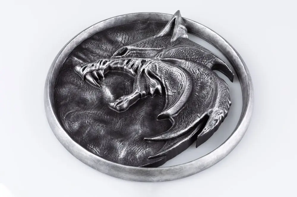 The Witcher Season 03 Replik Wandtafel Wolf Medallion Produktfoto