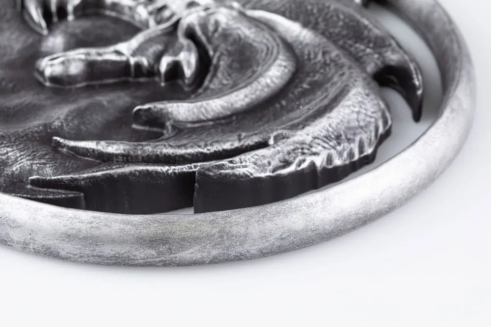 The Witcher Season 03 Replik Wandtafel Wolf Medallion Produktfoto