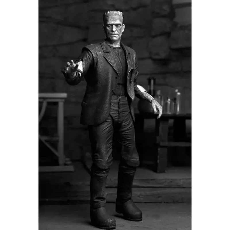 Universal Monsters The Bride of Frankenstein Ultimate Bride of Frankensteins Monster B&W Version. Figur 18cm termékfotó