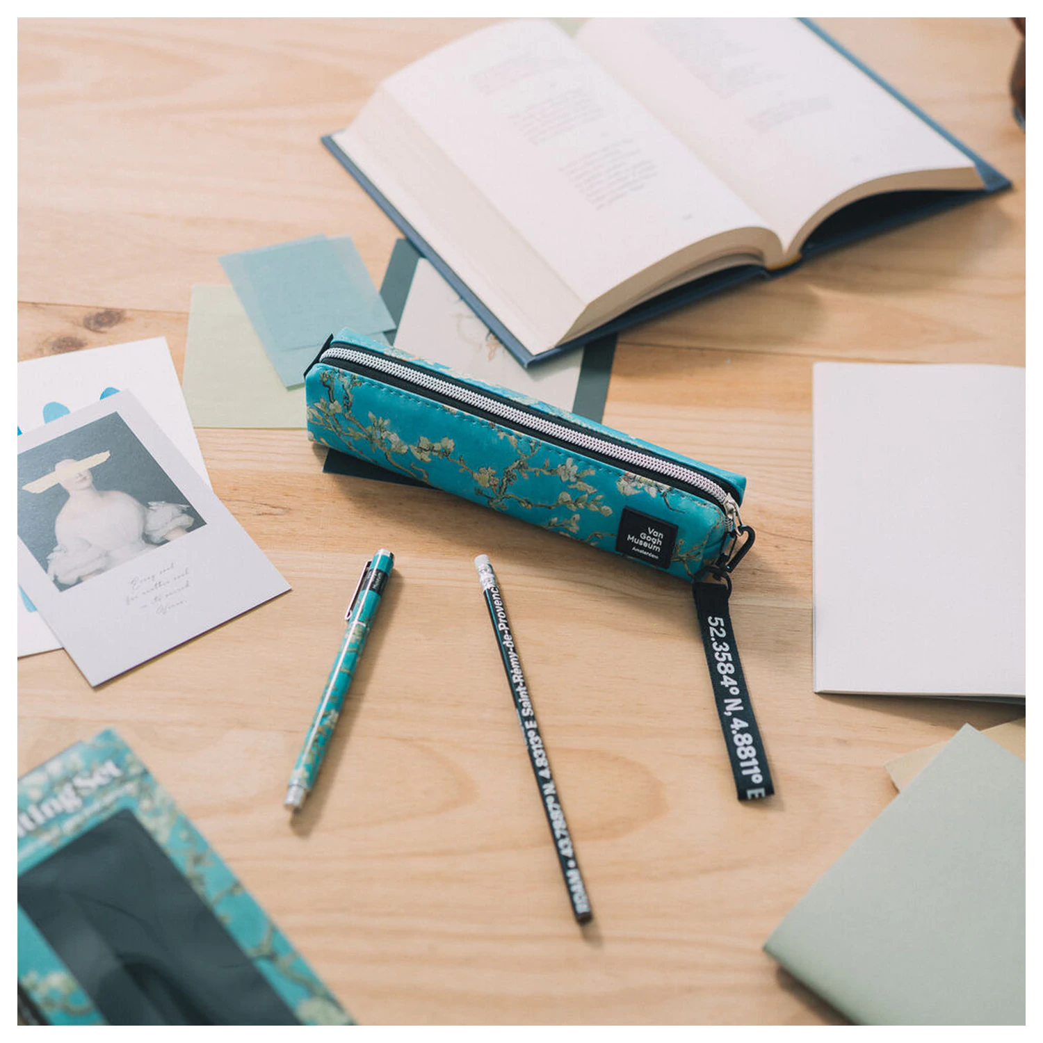 Van Gogh Museum Set Federmäppchen, Kugelschreiber und Bleistift Produktfoto