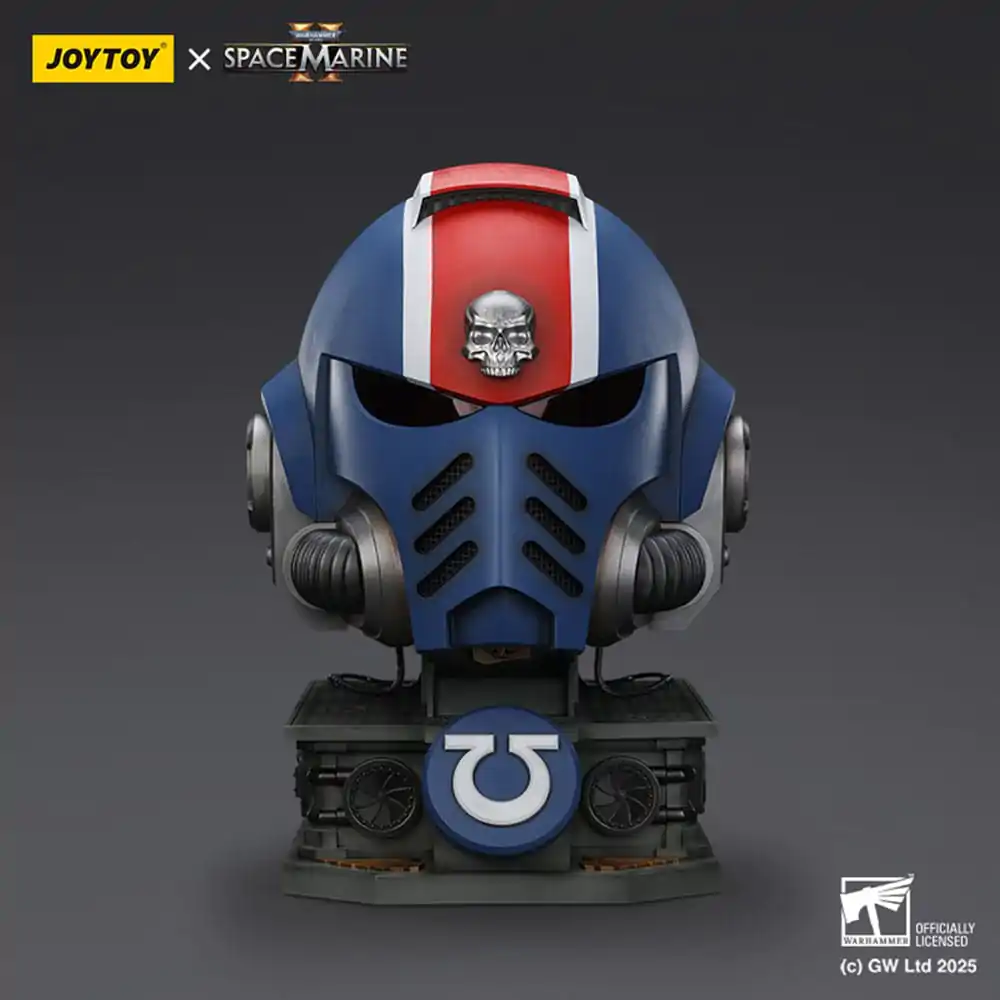 Warhammer 40,000: Space Marine 2 Replica Ultramarines Lieutenant Titus Helm mit Ausstellungsständer 44 cm Produktfoto