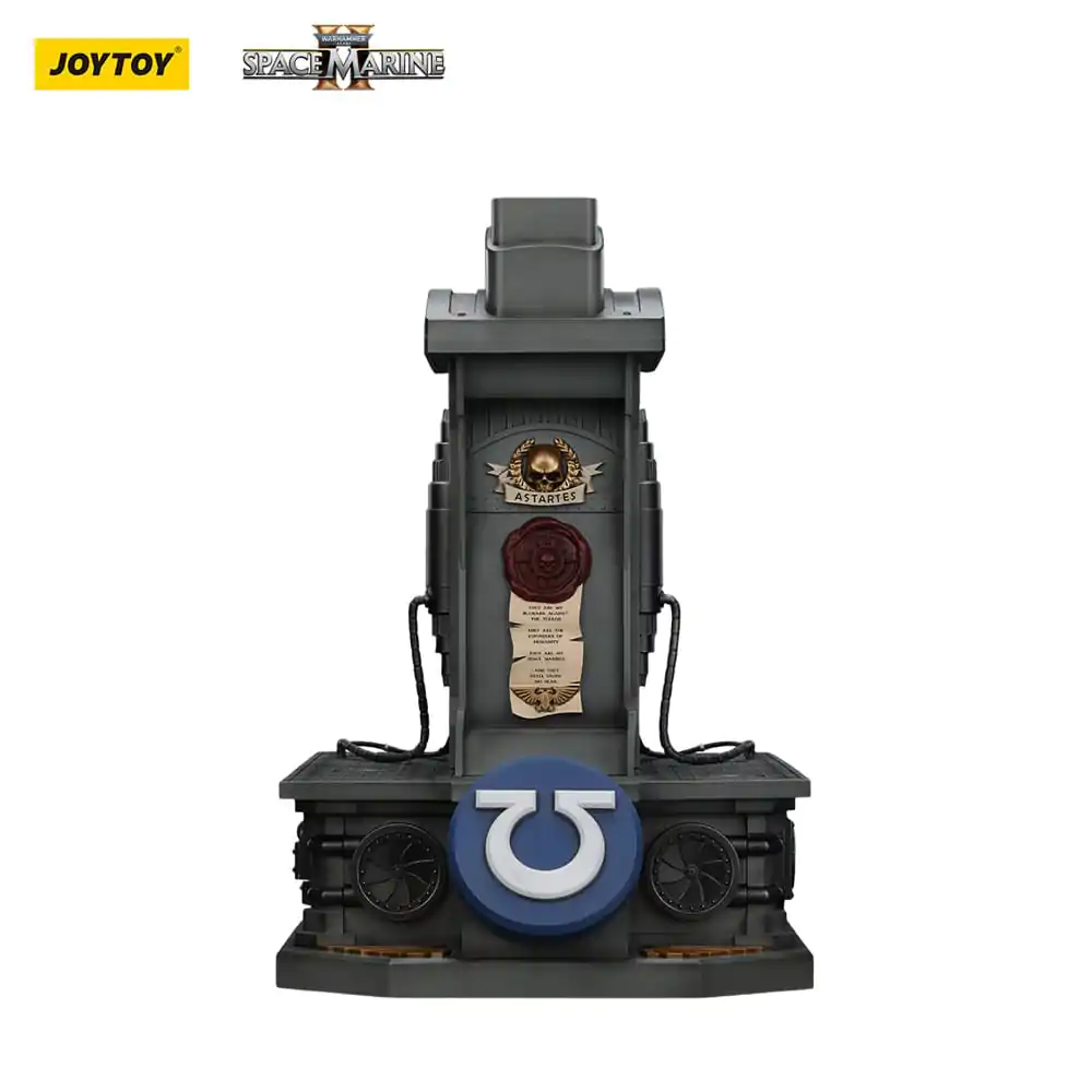 Warhammer 40,000: Space Marine 2 Replica Ultramarines Lieutenant Titus Helm mit Ausstellungsständer 44 cm Produktfoto