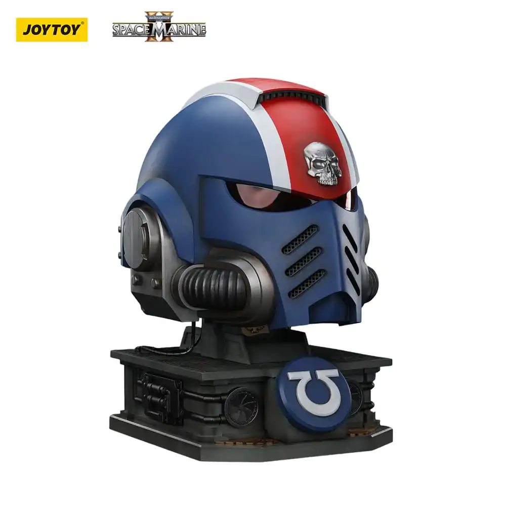 Warhammer 40,000: Space Marine 2 Replica Ultramarines Lieutenant Titus Helm mit Ausstellungsständer 44 cm Produktfoto