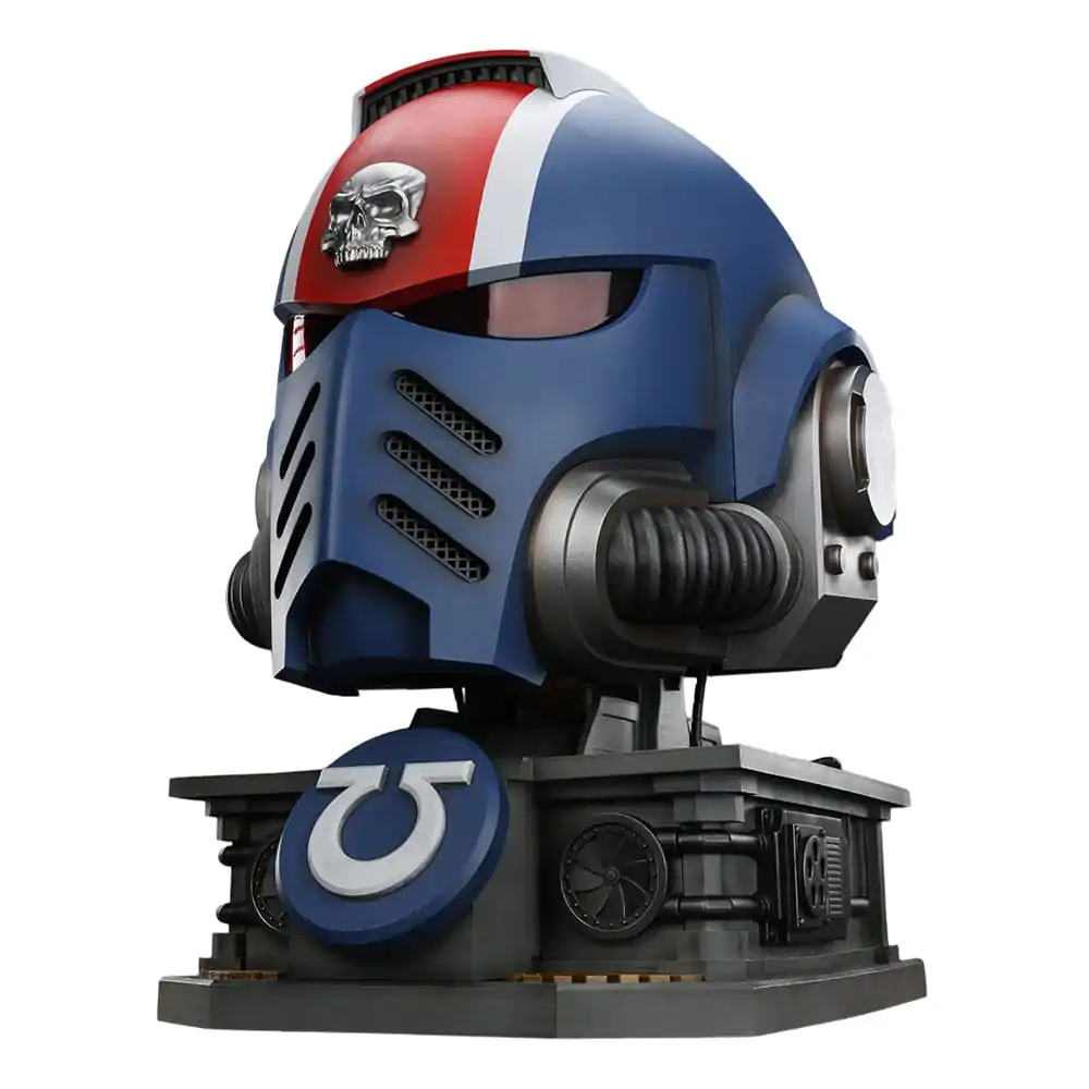 Warhammer 40,000: Space Marine 2 Replica Ultramarines Lieutenant Titus Helm mit Ausstellungsständer 44 cm Produktfoto