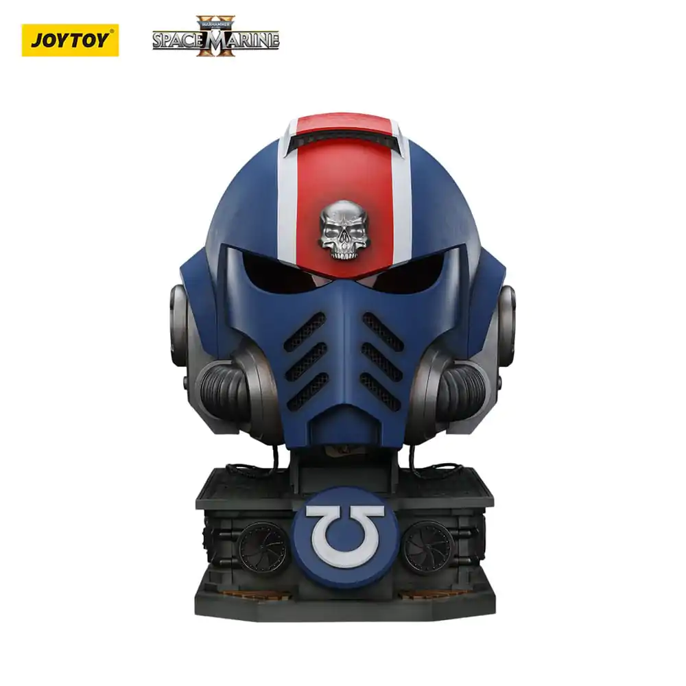 Warhammer 40,000: Space Marine 2 Replica Ultramarines Lieutenant Titus Helm mit Ausstellungsständer 44 cm Produktfoto
