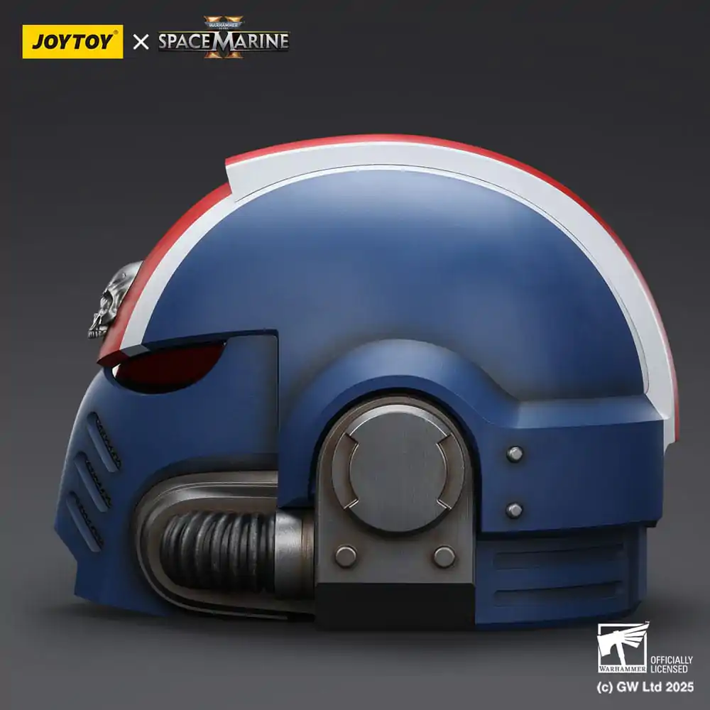 Warhammer 40,000: Space Marine 2 Nachbildung Ultramarines Lieutenant Titus Helm 30 cm Produktfoto