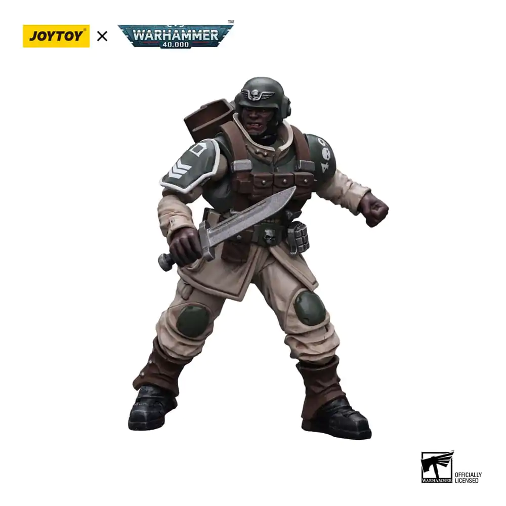 Warhammer 40k Actionfigur 1/18 Astra Militarum Cadian Command Squad Veteran with Regimental Standard 12 cm termékfotó