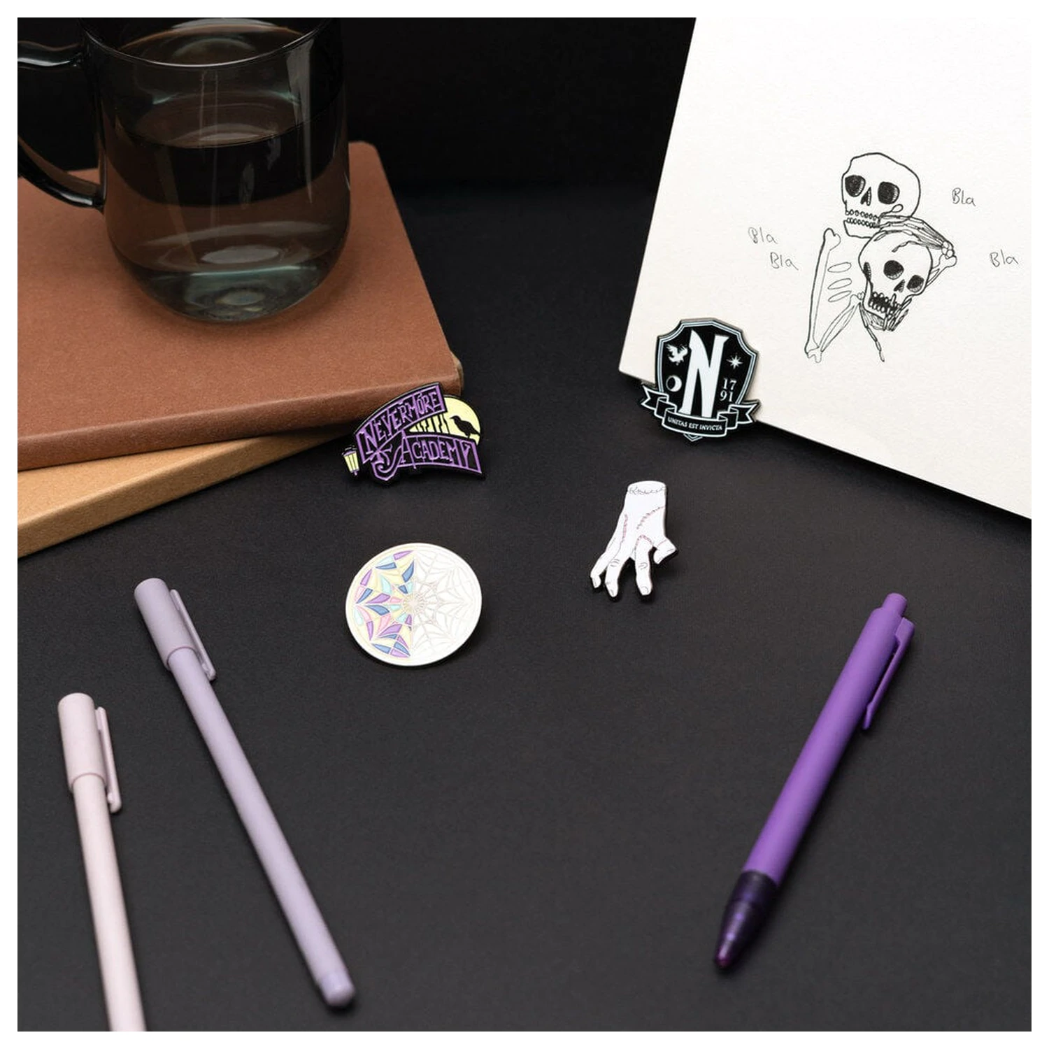 Wednesday Set mit 4 Pins Produktfoto