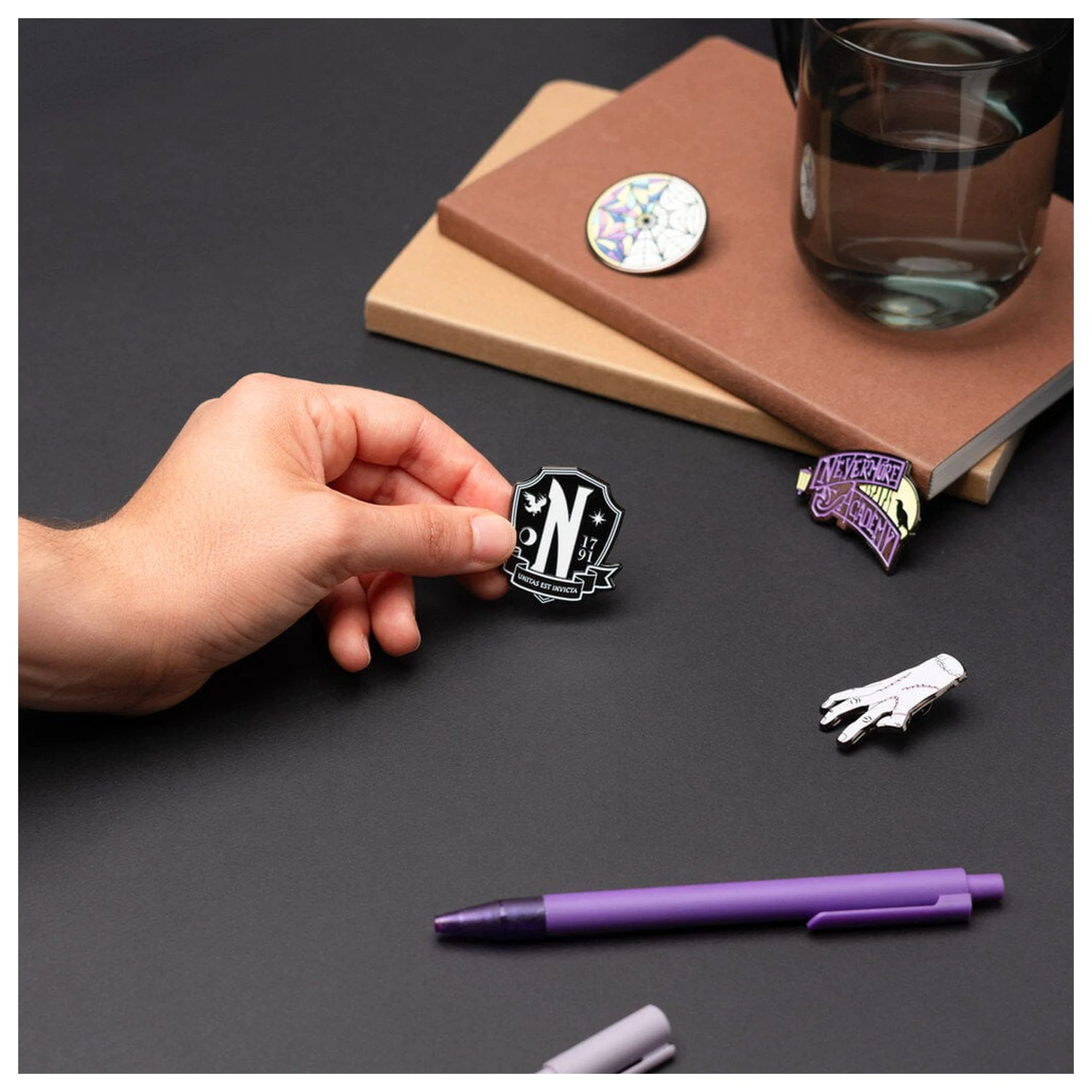 Wednesday Set mit 4 Pins Produktfoto